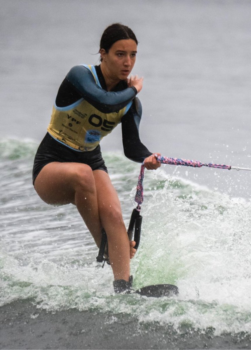 Delfina Renosto compitiendo en el agua