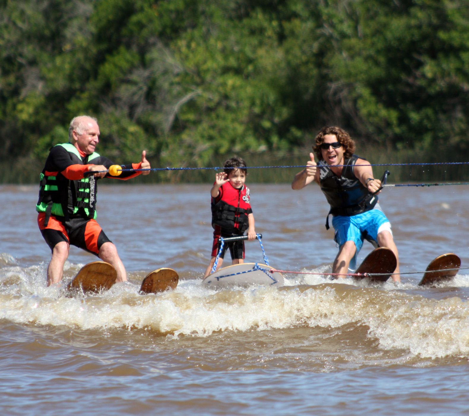 Tres generaciones de la familia Renosto practicando deportes náuticos