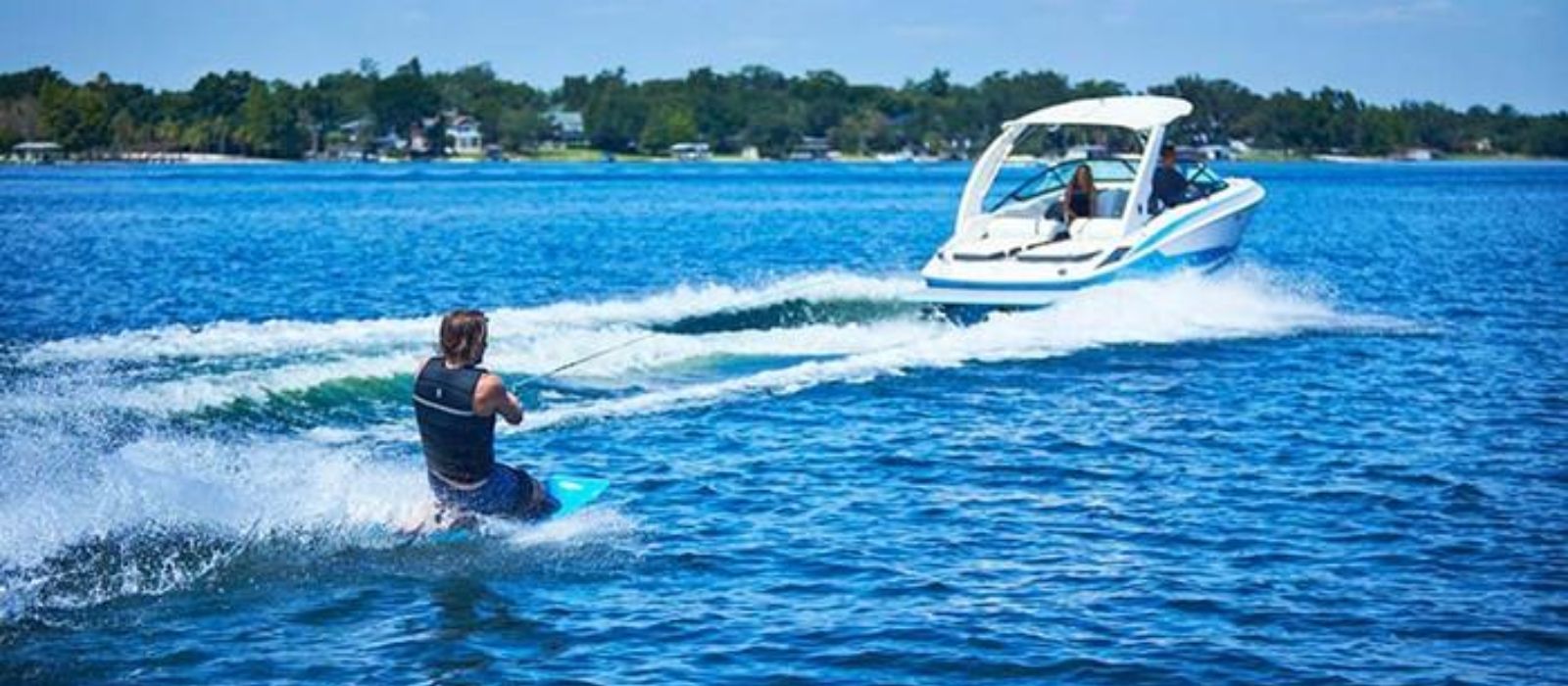 Kneeboard detrás de una embarcación
